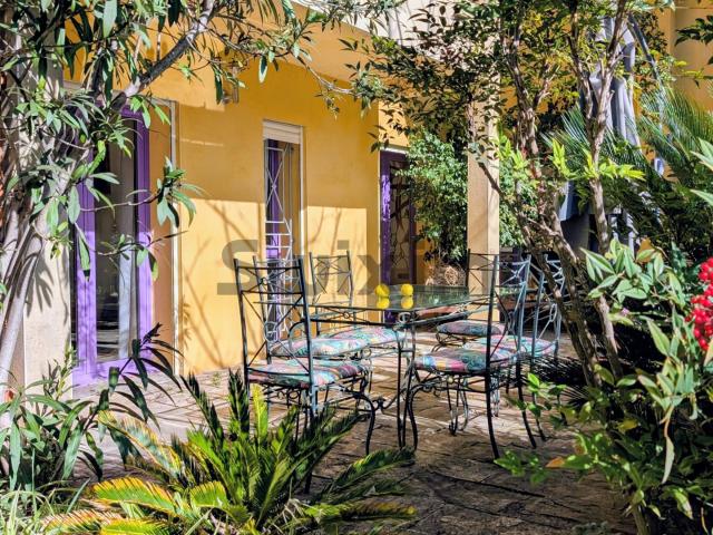 Maison d'architecte de 295m2 + dépendances, sur les hauteurs. 295m² Nîmes
