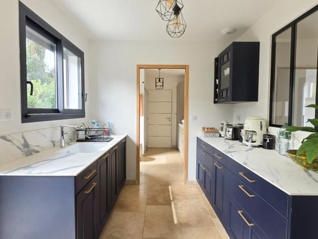 Maison d'architecte de plain pied avec piscine dans un cadre. 150m² Gaillac
