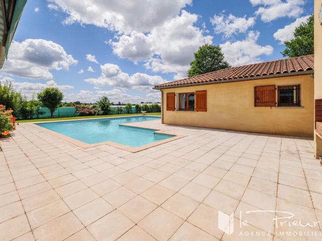 Maison d'architecte de plain pied avec piscine et grands vol. 186m² Lescure d'Albigeois