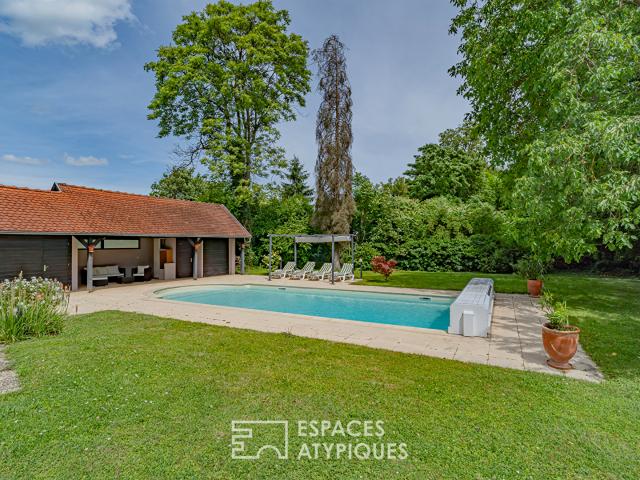 Maison d'architecte et son jardin arboré avec piscine