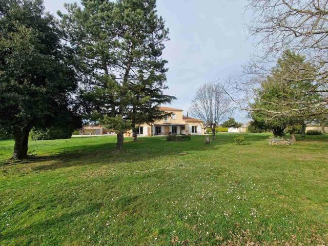 Maison d'architecte sur grand terrain avec piscine 255m² Saint Seurin de Cursac