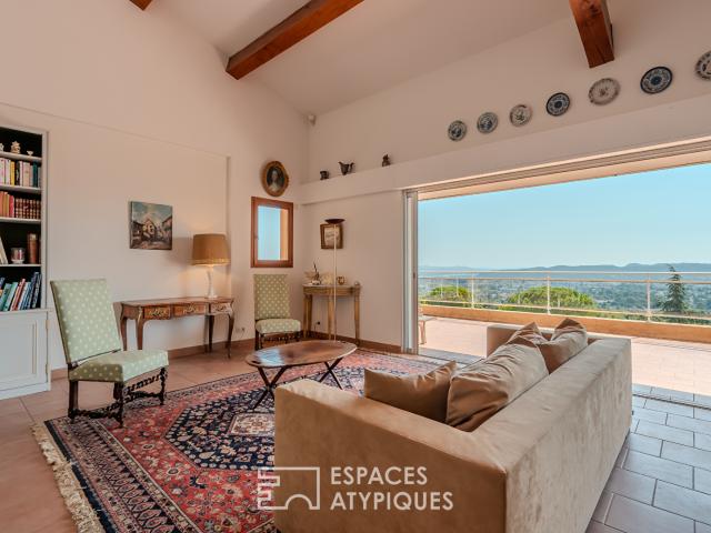 Maison d'architecte sur les hauteurs avec vue panoramique
