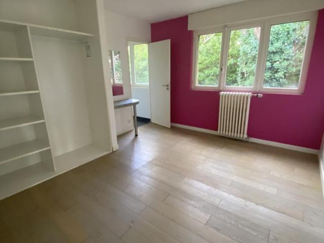 Maison d'architecte sur un jardin de 2749m² offrant 4 chambres