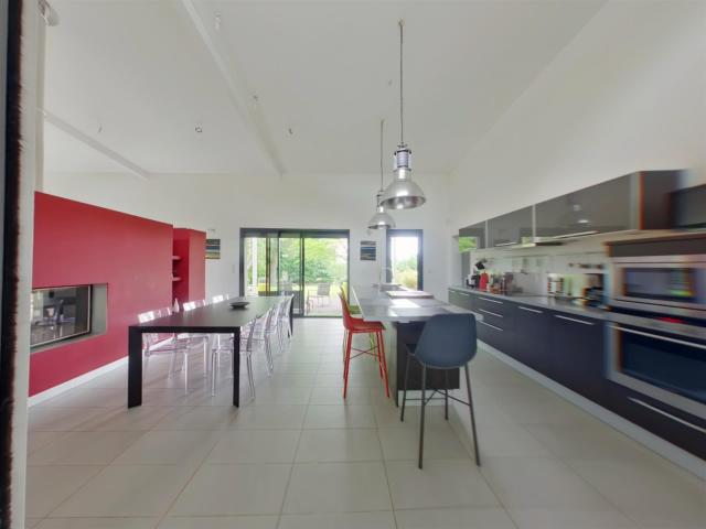 Maison d'architecte plain pied de 165m² à L Isle Jourdain 8. 165m² L'Isle Jourdain