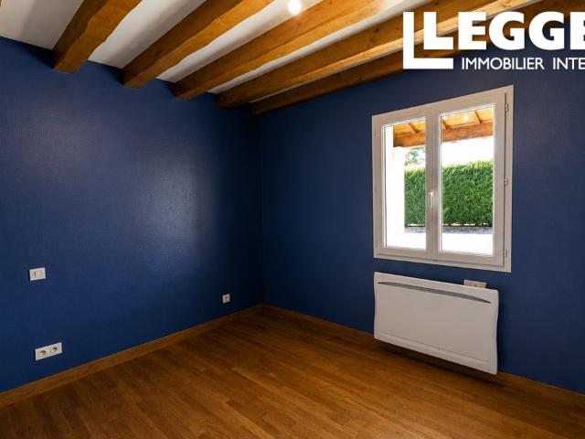 Maison d'artisan de 2007 avec terrasse couverte, double garage et jardin clos de 1 176 m²