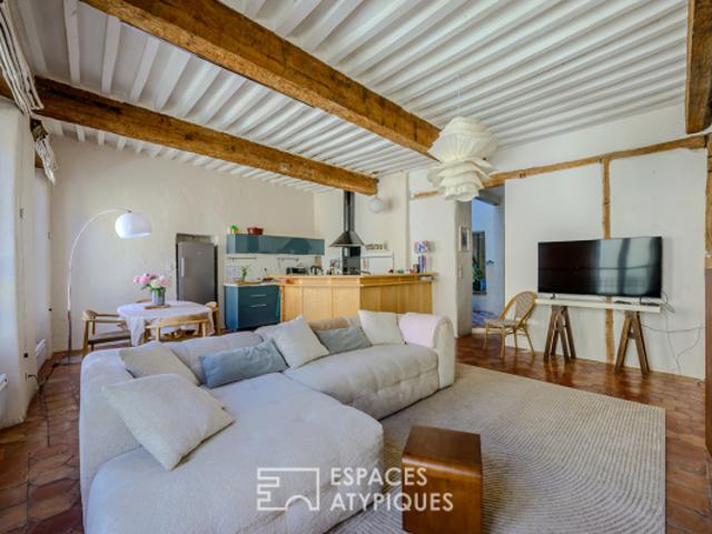 Maison d'artiste au coeur de l'Isle sur la Sorgue avec habitation, atelier et terrasse
