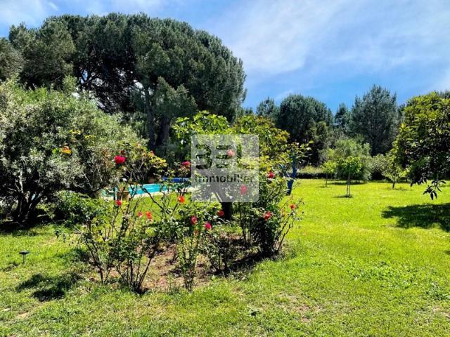 Maison d'Exception à Bagnols sur Cèze avec Piscine Splendide