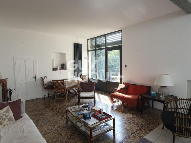 Maison d'exception avec garages, cave, local indépendant et parc arboré