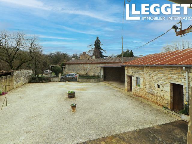 Maison de 3 chambres 150 m² avec dépendances, mezzanine, cour et terrain séparé. Tout à l'égout