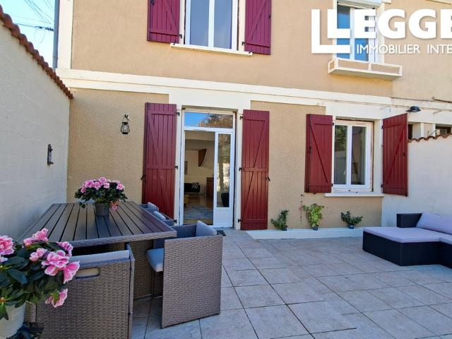 Maison de 3 chambres avec cour privée. Terrain clos avec piscine sur un ensemble de 5 maisons en coproprieté
