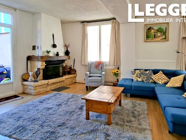 Maison de 3 chambres avec cour privée. Terrain clos avec piscine sur un ensemble de 5 maisons en coproprieté
