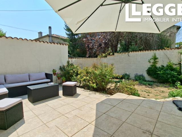 Maison de 3 chambres avec cour privée. Terrain clos avec piscine sur un ensemble de 5 maisons en coproprieté