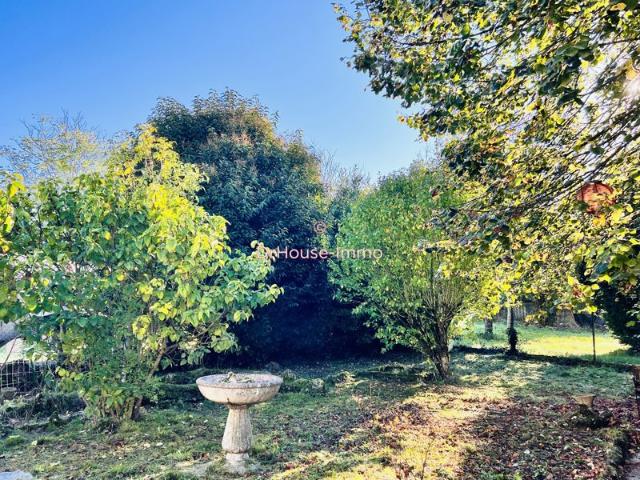 Maison de 3 chambres avec jardin arboré, garage et dépendances sur 5246m²