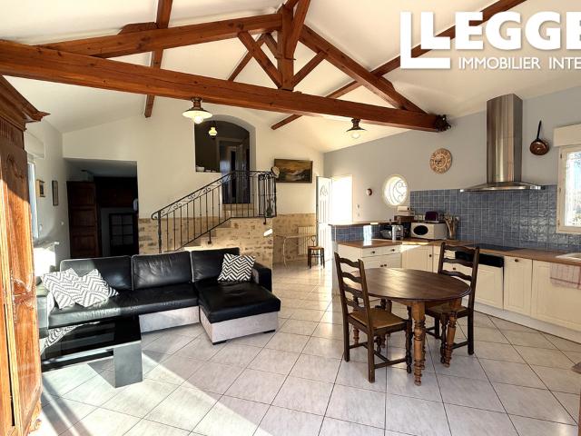 Maison de 3 chambres avec une chambre supplémentaire dans la grange partiellement aménagée. Grand jardin privé