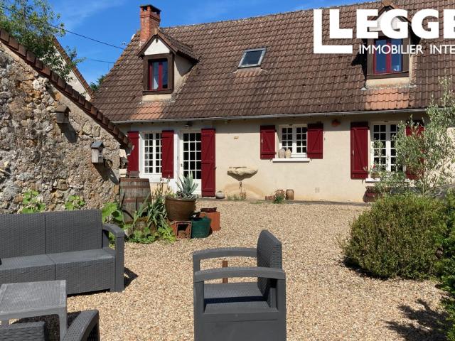 Maison de 5 chambres, garage avec appartement d'une chambre, gite d'une chambre, piscine, deux grandes grang