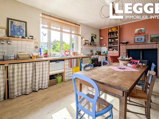 Maison de 3 chambres, grandes dépendances, à la sortie d'un petit hameau tranquille, avec vue sur la vallée