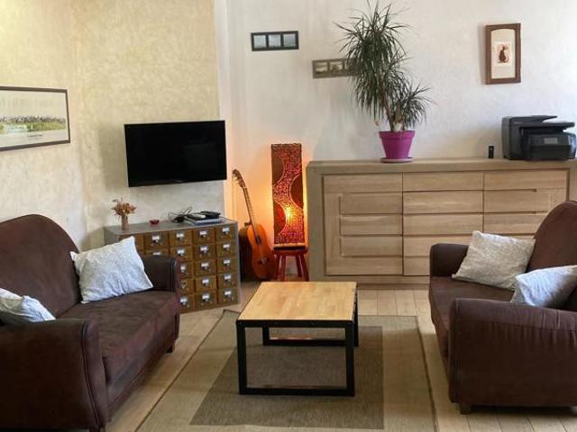 Maison de 100,70m2 a 2 étage avec 3 chambres une salle d'eau avec baignoire 2 WC avec un grand jardin arboré et une piscine semi enterrée dans le quartier de Mestade dans la ville de Aire sur l'Adour