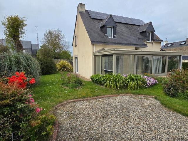 Maison de 101.52 m² plus une véranda de 14.50m² sur jardin c. 102m² Dinard