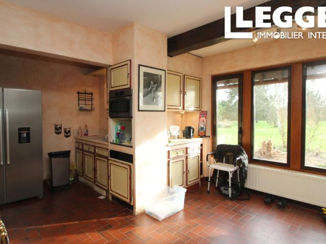 Maison de 10 pièces avec annexe 4 pièces près de Poulaines. 2,2 hectares idéaux pour les chevaux. Piscine