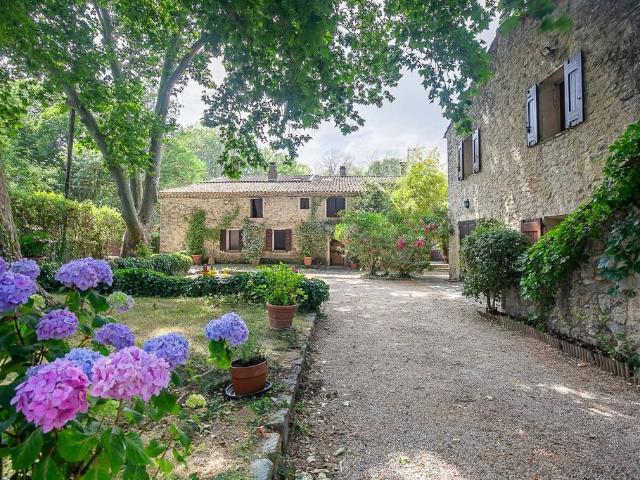 Maison de 10 pièces de luxe en vente à Fuveau, France