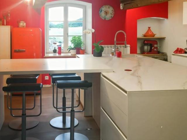 Maison 10 pièces, 374 m² à Montromant loué