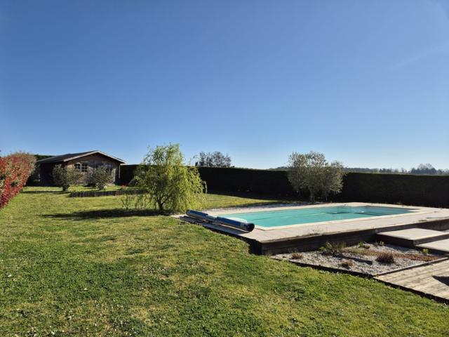 Maison de 110 m2 avec piscine et garage sur un terrain de 15