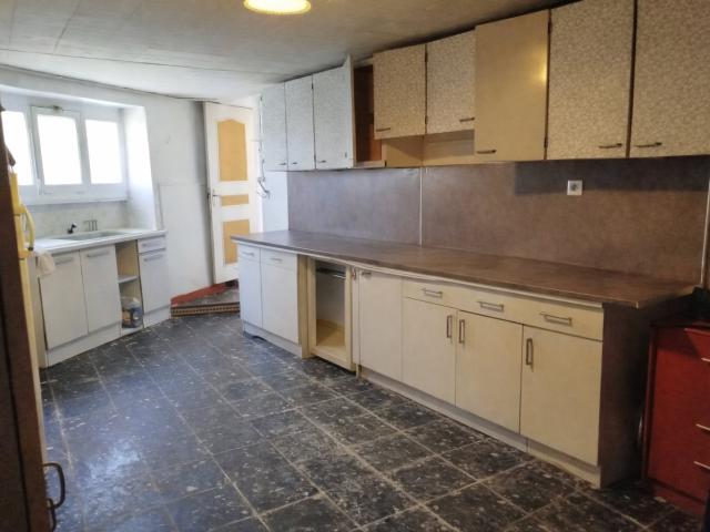 Maison de 111 m2 avec terrain constructible de 1168m2 3358. 110m² Monségur