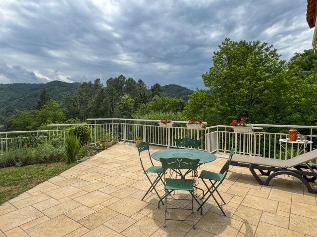 Maison de 125m2 avec piscine sur 1275m2 de terrain avec vue. 125m² Les Ollières sur Eyrieux