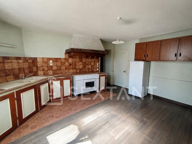 MAISON DE 120 M² – À RÉNOVER – 4 CHAMBRES – GRANDES DÉPENDANCES