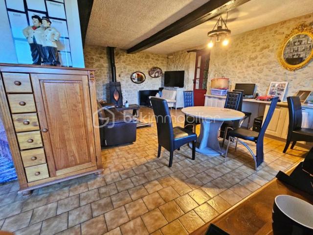 Maison de 130 m² + dépendances – Terrain 6 658 m² – Piscine – Gros potentiel