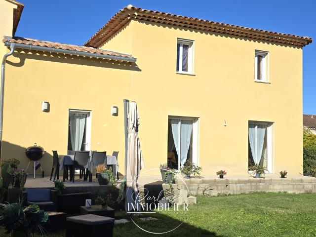 Maison de 145 m2 sur 824m2 de terrain avec grand garage et entrepôt