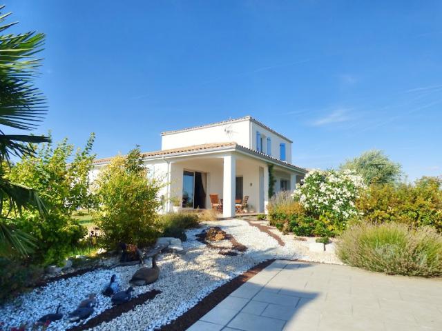 Maison de 147 m2 habitable sur 2700 m2 de terrain avec pisci