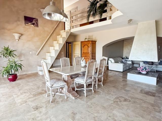Maison de 157 m2, piscine et terrain de 3715 m2 à COUCHES 71