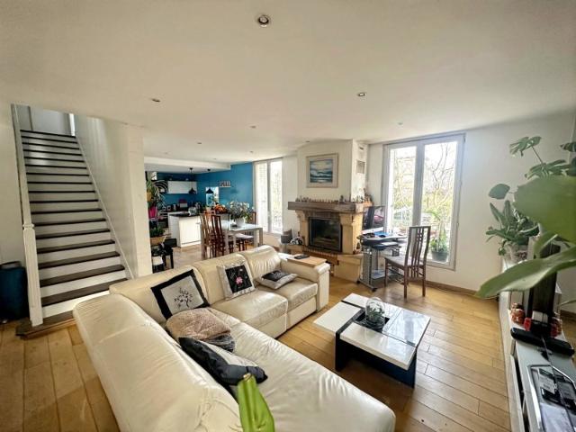 Maison de 153.5m² 202.39m² au total surface terrain: 266m² proche RER B