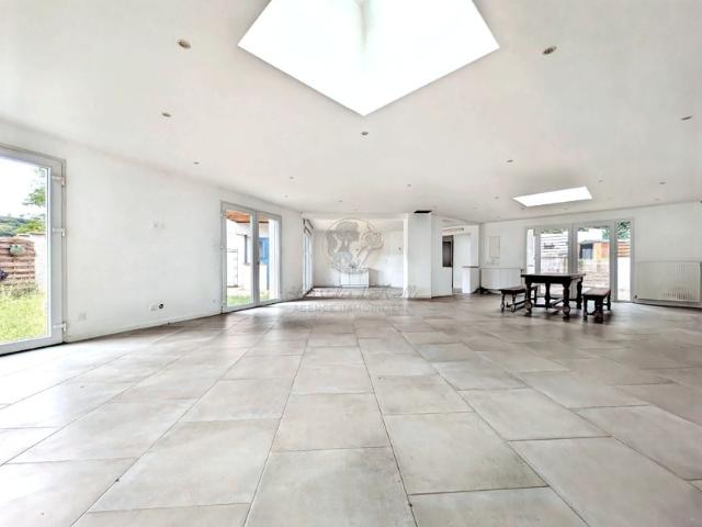 Maison de 160 m2 avec bureaux et locaux de stockage attenants de 110 m2 à Saint Genis Laval