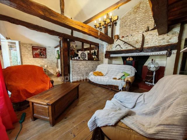 BAISSE DE PRIX ! Ancienne ferme landaise avec appartement. 188m² Courrensan