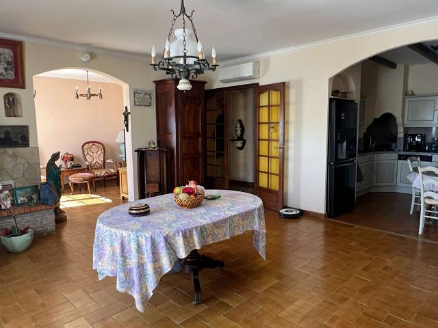 Maison de 180 m2 de plain pied T6 avec garage, piscine à louer à usage commercial ou professionnel à MARSEILLE 13013