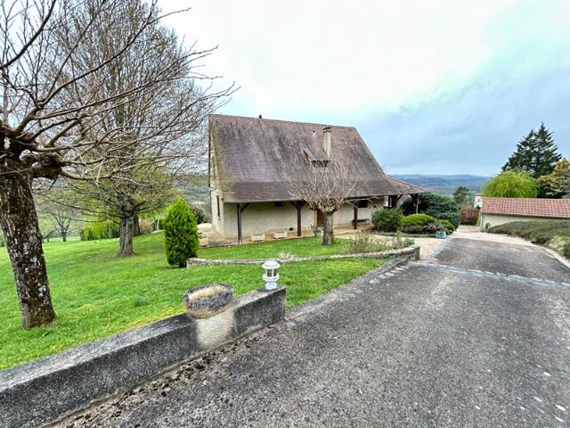 Maison de 180 m² avec vue carte postale. Nombreuses dépendances