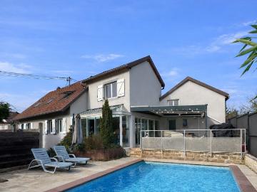 Maison de 183m2 rénovée sur 5.33 ares avec piscine