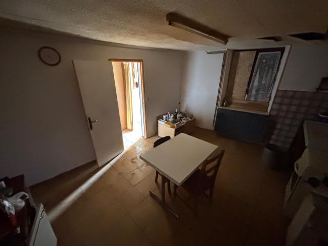 Maison de 18m x 10m au sol à rénover entièrement. + jardin