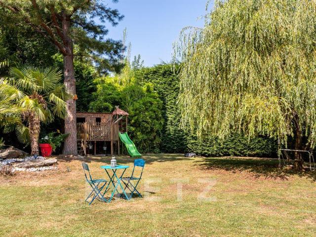 Maison de 196m2 au coeur d’un jardin arboré avec piscine. 196m² Rezé