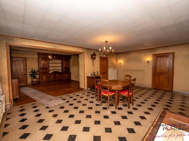 MAISON DE 208 m2 SUR 733 m2 Proche frontière