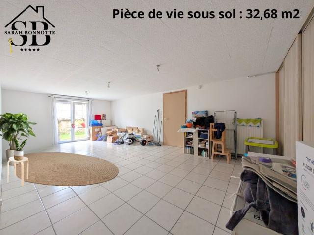 Maison de 2004, 131,49 m2 habitables avec terrasse et jardin, garage + 2 places de parking privées
