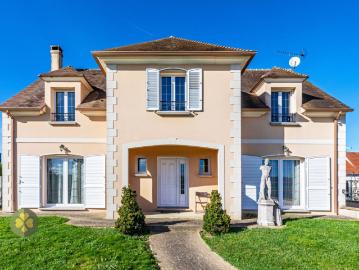 MAISON DE 200 m2 DONT 2 SUITES + SOUS SOL TOTAL