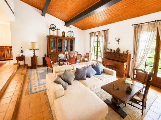 MAISON DE 200 M² avec 4 chambres, dépendance, SUR UN PARC PAYSAGER DE 3 300 M² AVEC PISCINE ET POTENTIEL FONCIER