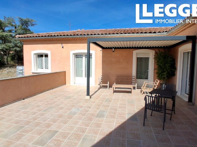 maison de 202m² sur sous sol et terrain de 2500m² garage 4 chambres 2 salles de bains 3 wc 3 terrasses