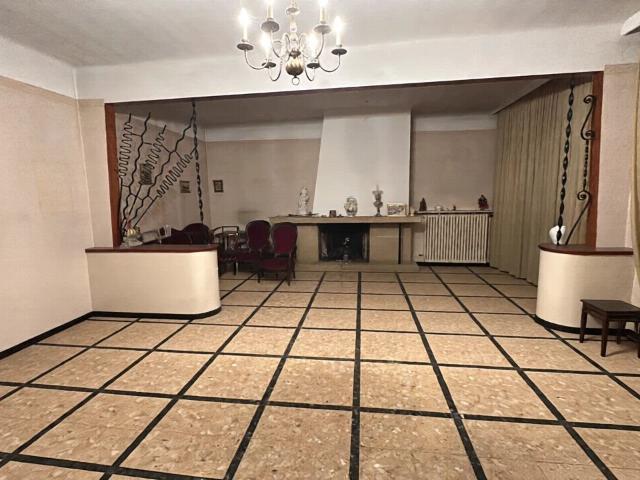 Maison de 217 m² à vendre en coeur de ville avec 2 apparteme. 217m² Saint Martin de Crau