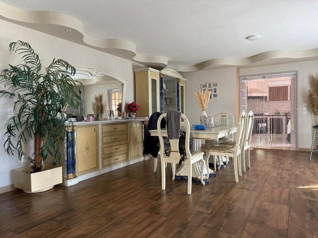 Maison De 219 m2 Avec Jardin 220m² Tauriac