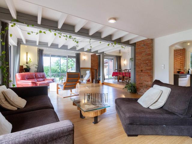 Maison de 211m2 avec dépendances jardin de 3800m2 et piscine