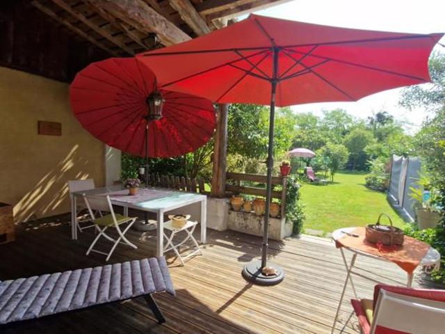 Maison de 213 m², dépendances, garage et piscine sur une parcelle de 847 m²